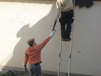 Johannes und Philipp Müller entfernen die Platten der Dachverkleidung